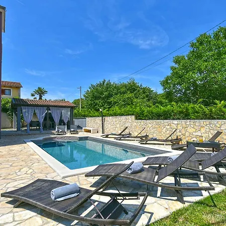 Villa With Pool In Porec-istrien 44323