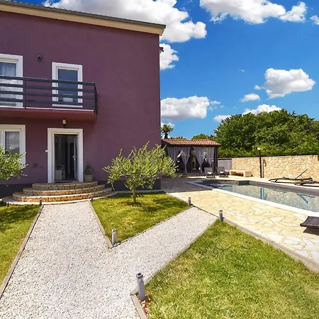 With Pool In Porec-istrien 44323