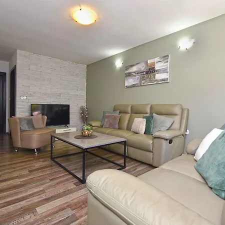 Villa With Pool In Porec-istrien 44323 Porec