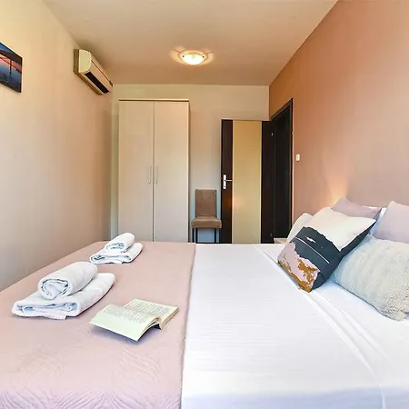 Villa With Pool In Porec-istrien 44323