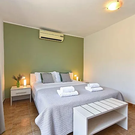 With Pool In Porec-istrien 44323 Villa Porec