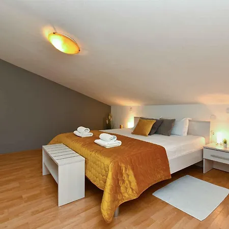 With Pool In Porec-istrien 44323 Villa *