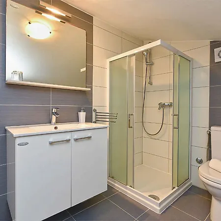 Villa With Pool In Porec-istrien 44323